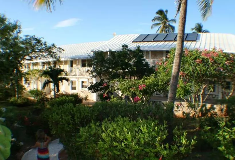 Hut Pointe Inn