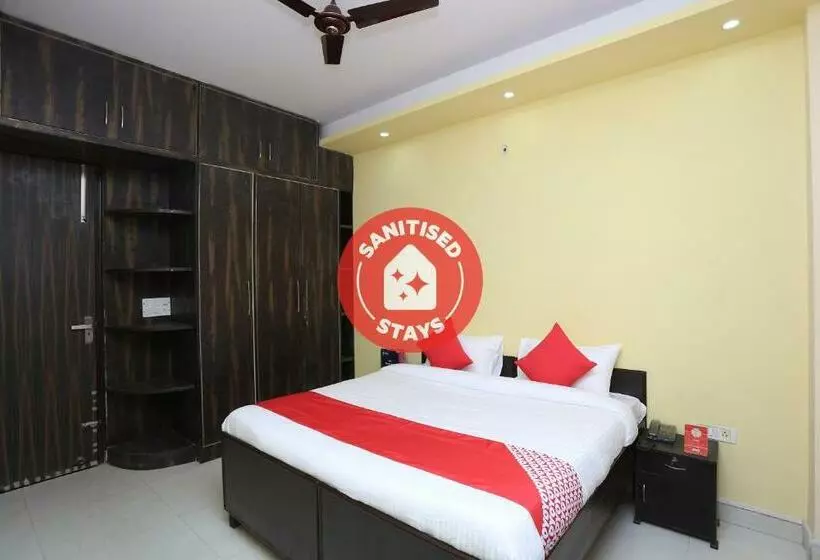 Oyo 28172 Hotel Golden Palace