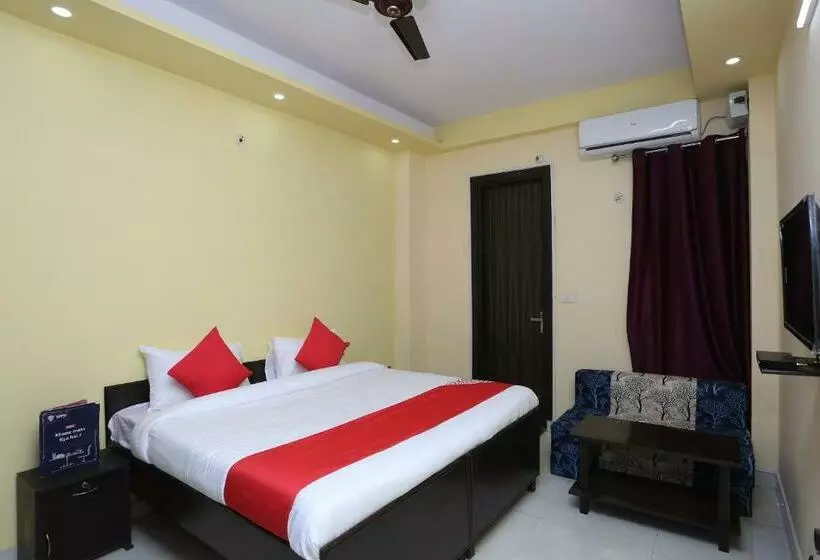 Oyo 28172 Hotel Golden Palace
