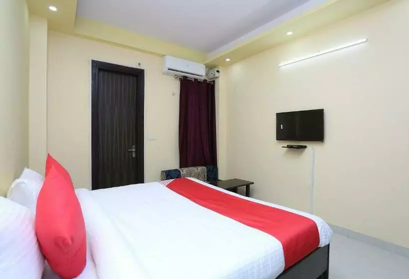 Oyo 28172 Hotel Golden Palace