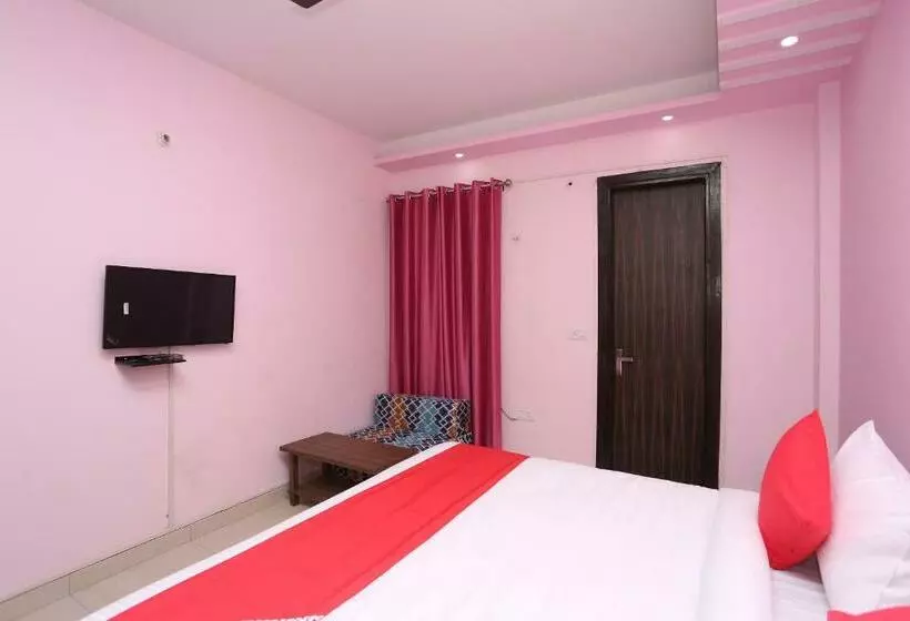 Oyo 28172 Hotel Golden Palace