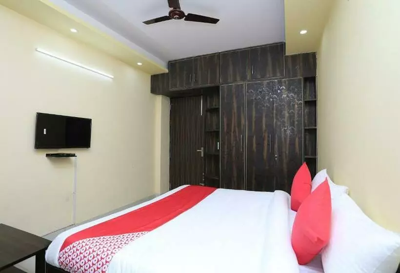 Oyo 28172 Hotel Golden Palace