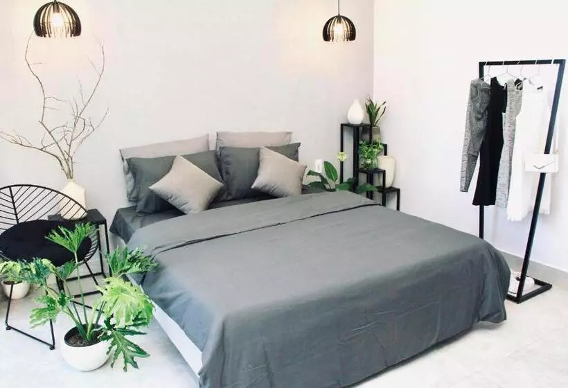 پانسیون Midmost Boutique Hostel