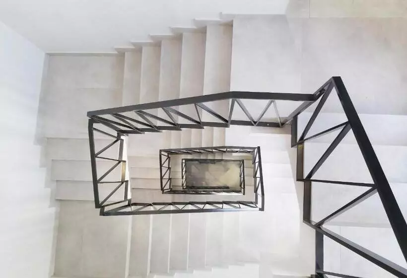 پانسیون Midmost Boutique Hostel