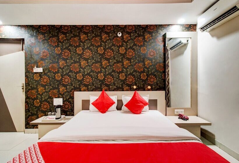 Отель Oyo 27696 Jai Ganesh Banquet Hall & Rooms