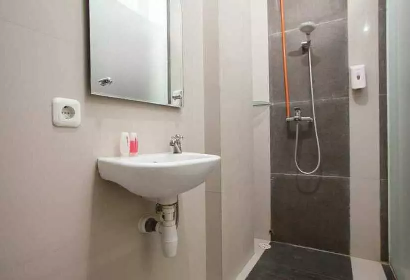 ホテル Reddoorz Near Pasar Turi Station