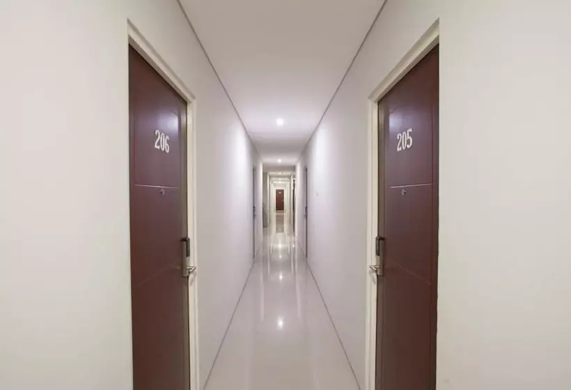 ホテル Reddoorz Near Pasar Turi Station