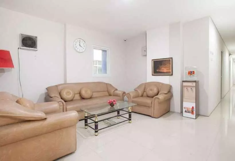 ホテル Reddoorz Near Pasar Turi Station