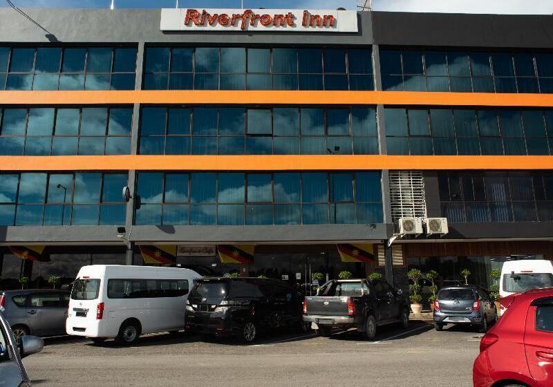 Hotel Capital O 90083 Riverfront Inn