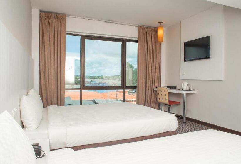 Hotel Capital O 90083 Riverfront Inn