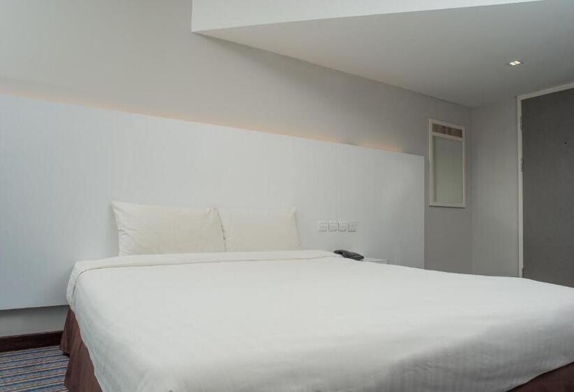 Hotel Capital O 90083 Riverfront Inn