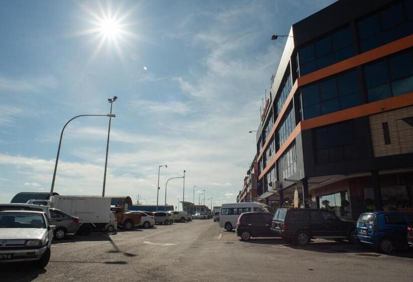 Hotel Capital O 90083 Riverfront Inn