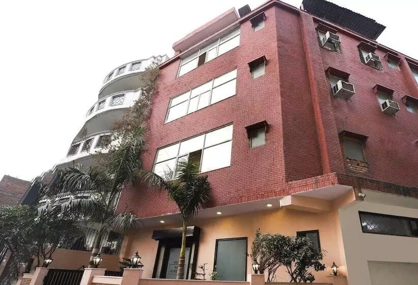 ホテル Collection O Ramji 7 Grand Near Tdi Mall