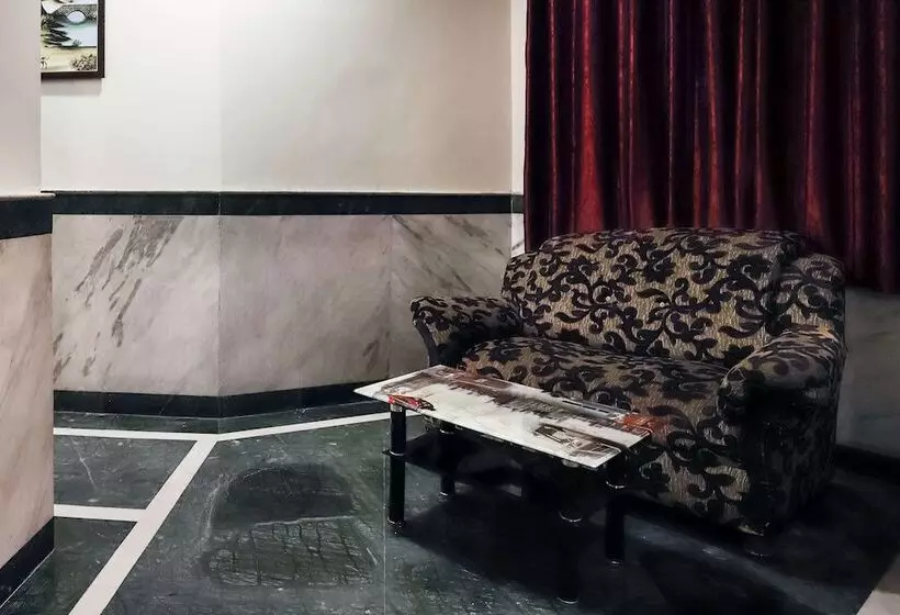 ホテル Collection O Ramji 7 Grand Near Tdi Mall