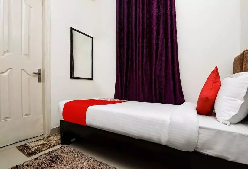 ホテル Collection O Ramji 7 Grand Near Tdi Mall
