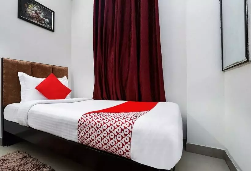 ホテル Collection O Ramji 7 Grand Near Tdi Mall