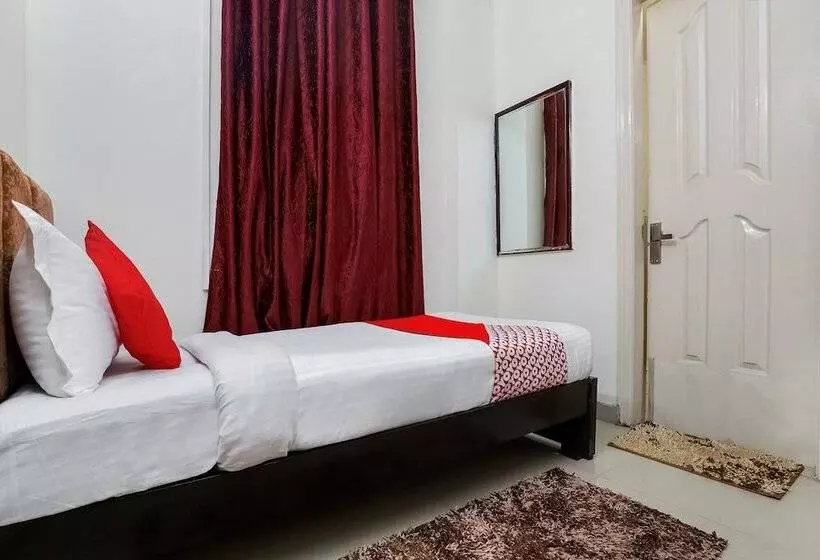 ホテル Collection O Ramji 7 Grand Near Tdi Mall