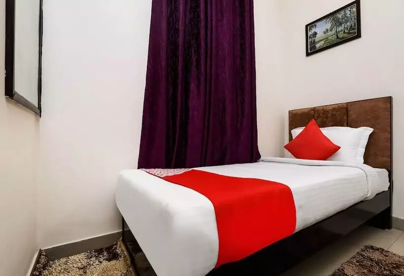 ホテル Collection O Ramji 7 Grand Near Tdi Mall