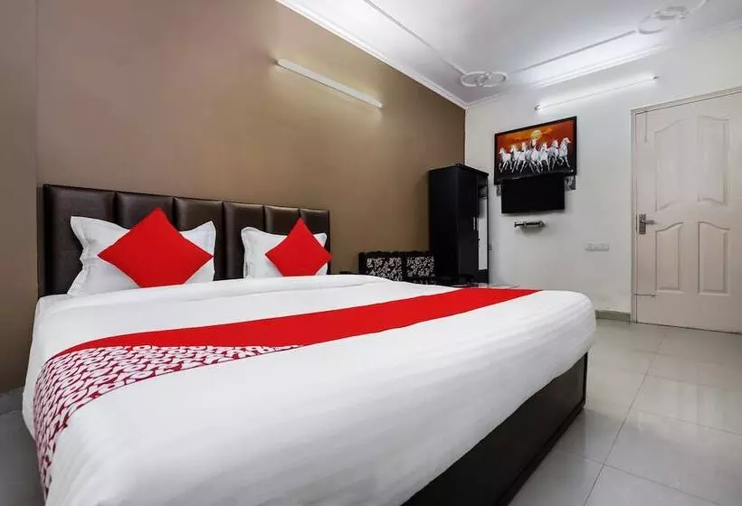 ホテル Collection O Ramji 7 Grand Near Tdi Mall