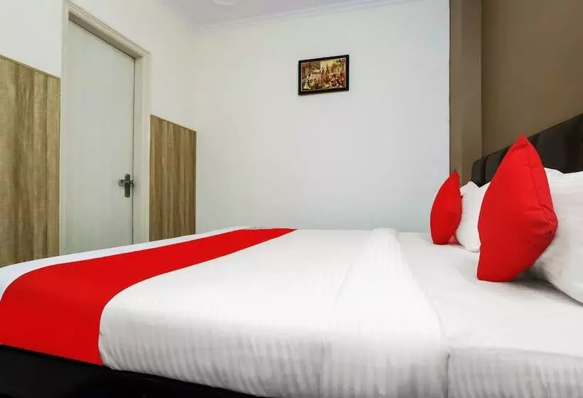 ホテル Collection O Ramji 7 Grand Near Tdi Mall