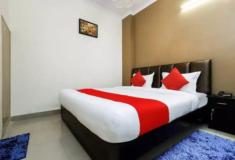 ホテル Collection O Ramji 7 Grand Near Tdi Mall