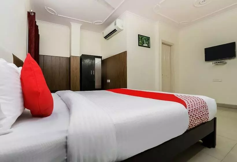 ホテル Collection O Ramji 7 Grand Near Tdi Mall