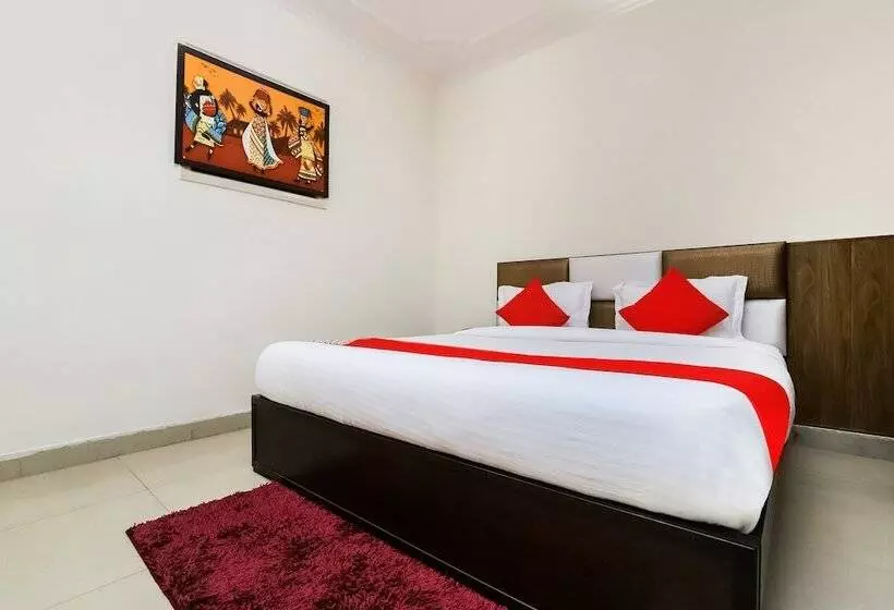 ホテル Collection O Ramji 7 Grand Near Tdi Mall
