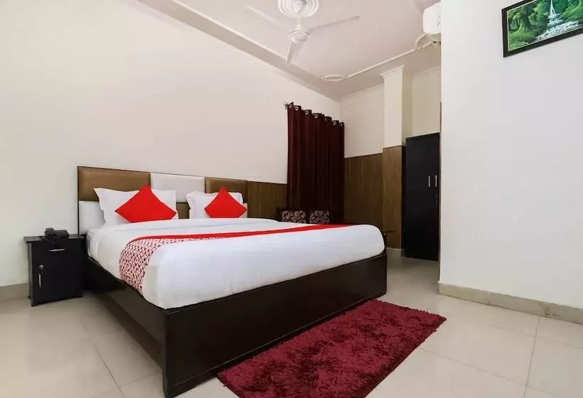 ホテル Collection O Ramji 7 Grand Near Tdi Mall
