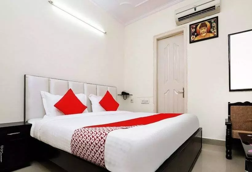 ホテル Collection O Ramji 7 Grand Near Tdi Mall