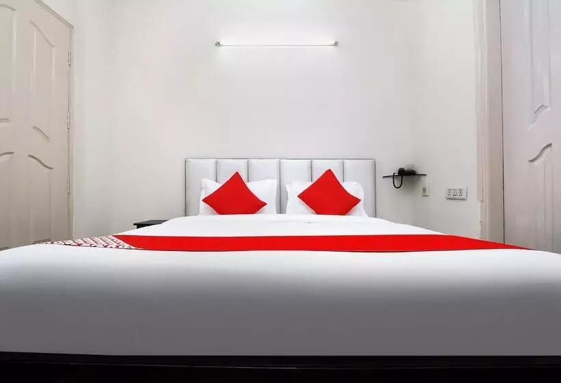ホテル Collection O Ramji 7 Grand Near Tdi Mall