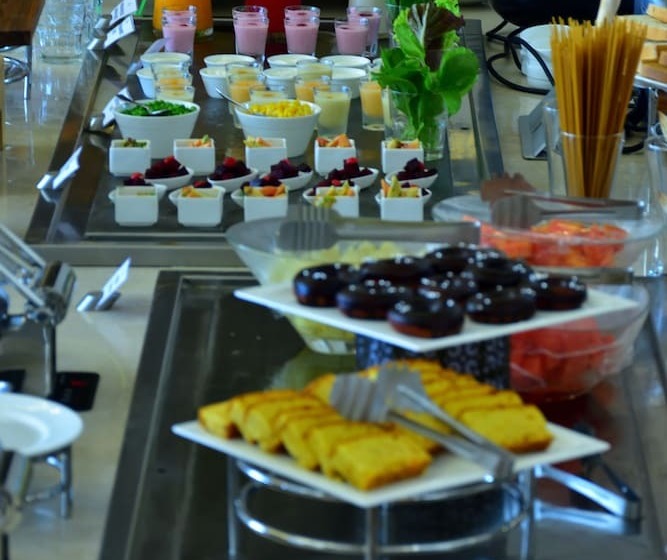 فندق Nirvana Sarovar Portico Gorakhpur