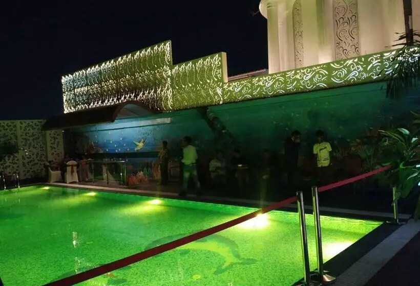 ホテル Millenia Regency Lucknow
