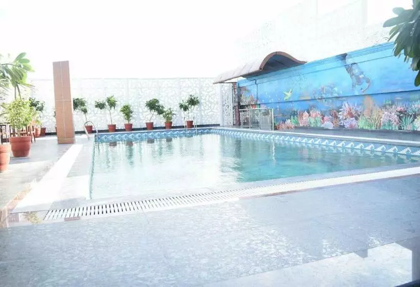 ホテル Millenia Regency Lucknow