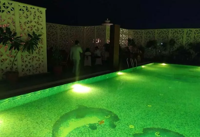 ホテル Millenia Regency Lucknow