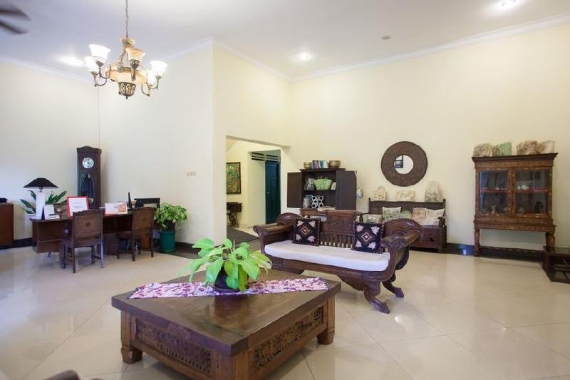 Hotel Reddoorz Plus Near Kalibaru Station