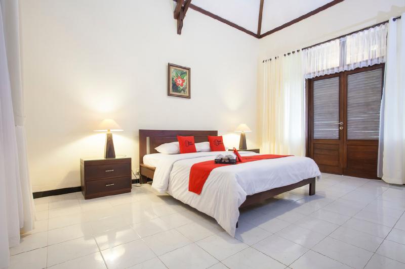 Hotel Reddoorz Plus Near Kalibaru Station