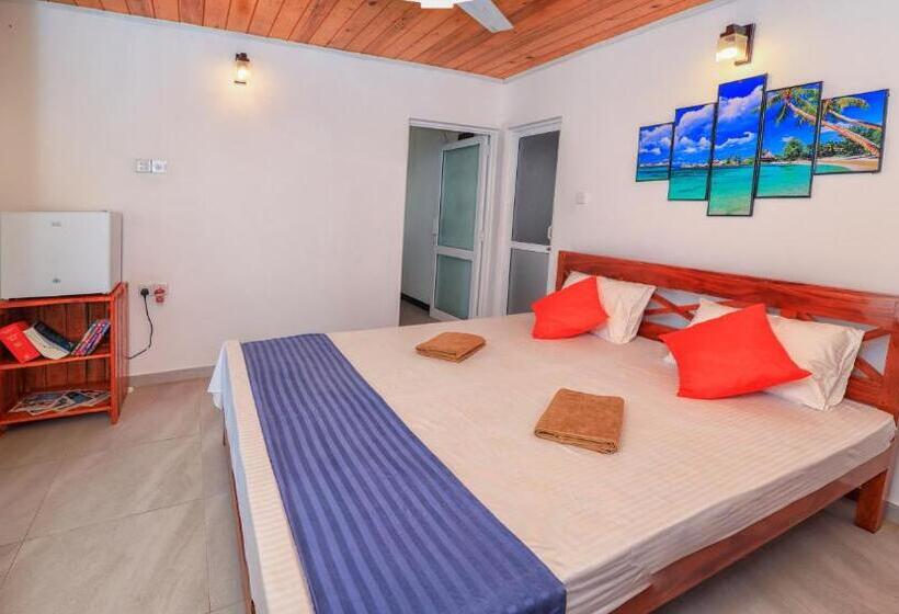 مبيت وإفطار Ayomal Beach Paradise