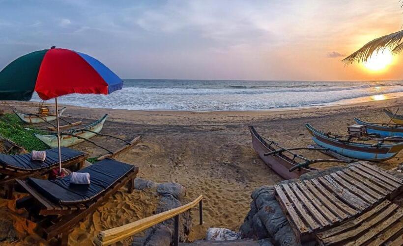 مبيت وإفطار Ayomal Beach Paradise