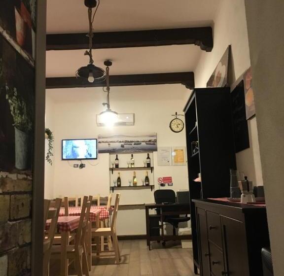 تختخواب و صبحانه Na Tazzulel E Cafe