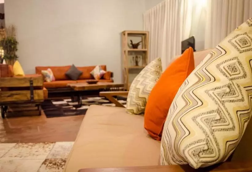 هتل Emburara Farm Lodge