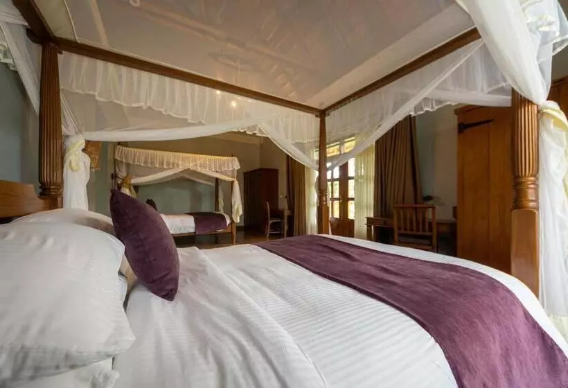 هتل Emburara Farm Lodge