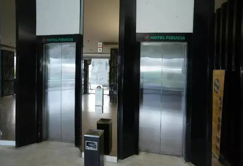 Super Oyo Townhouse Oak Hotel Fiducia Pondok Gede