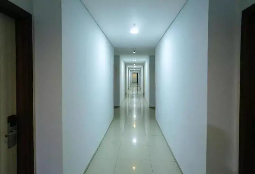 Super Oyo Townhouse Oak Hotel Fiducia Pondok Gede