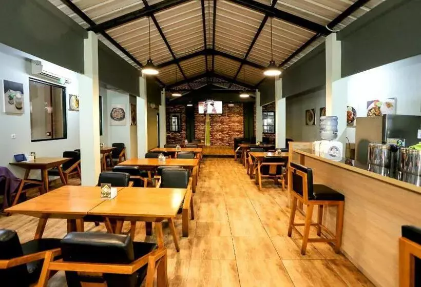 Super Oyo Townhouse Oak Hotel Fiducia Pondok Gede