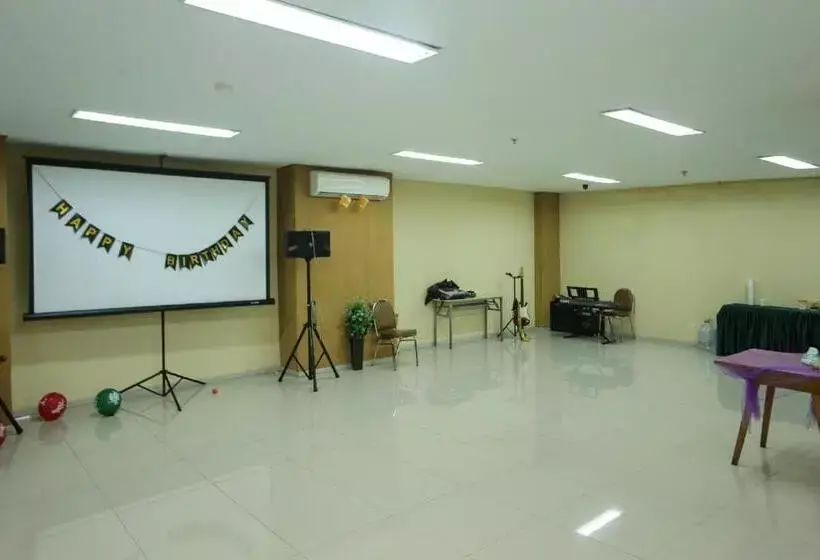 Super Oyo Townhouse Oak Hotel Fiducia Pondok Gede