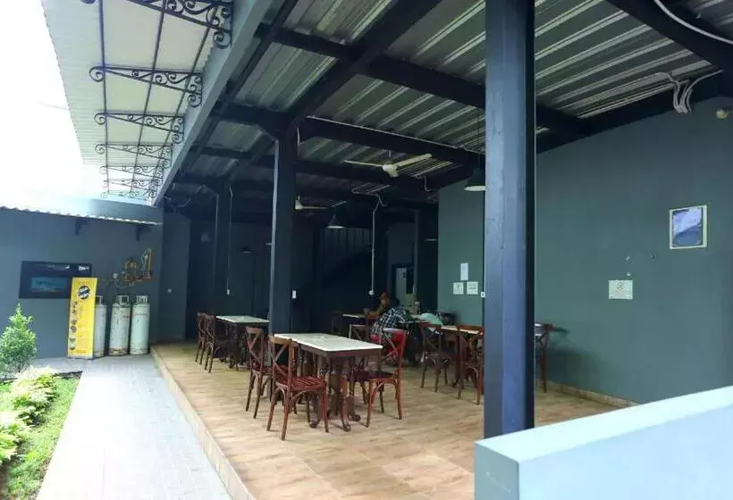 Super Oyo Townhouse Oak Hotel Fiducia Pondok Gede