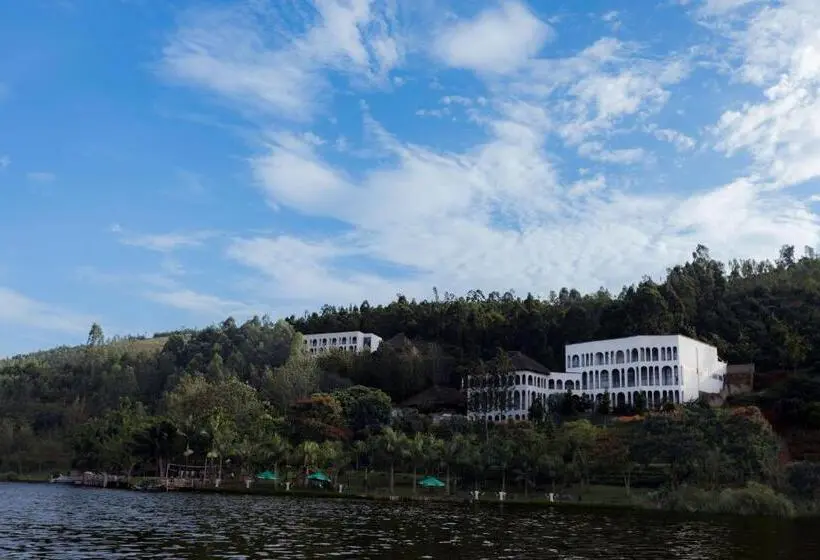 هتل Kingfisher By The Green Resort