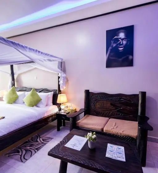 هتل Kingfisher By The Green Resort
