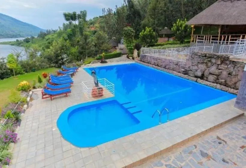هتل Kingfisher By The Green Resort