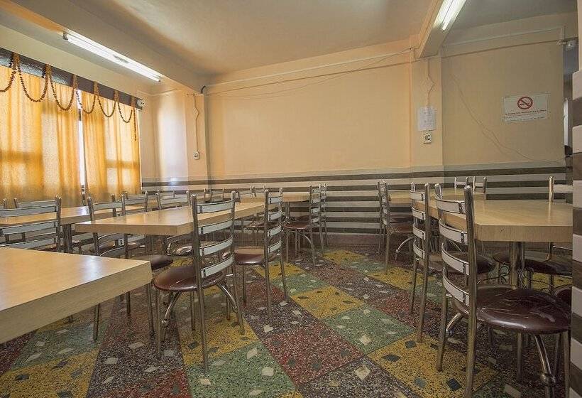 هتل Oyo 23546 Pushpak